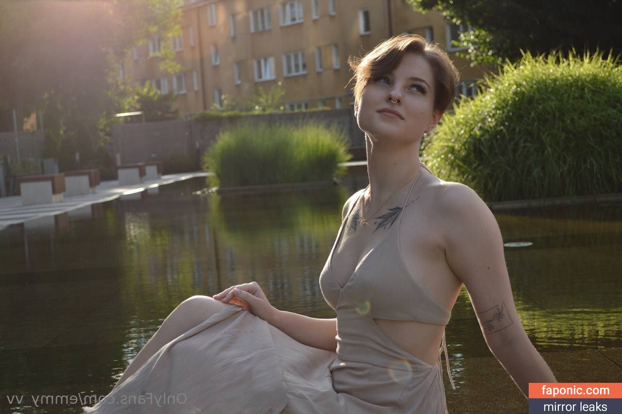 Emmy_vv, emmy.v.v, luna_mul Оголені зливи OnlyFans Фото #2