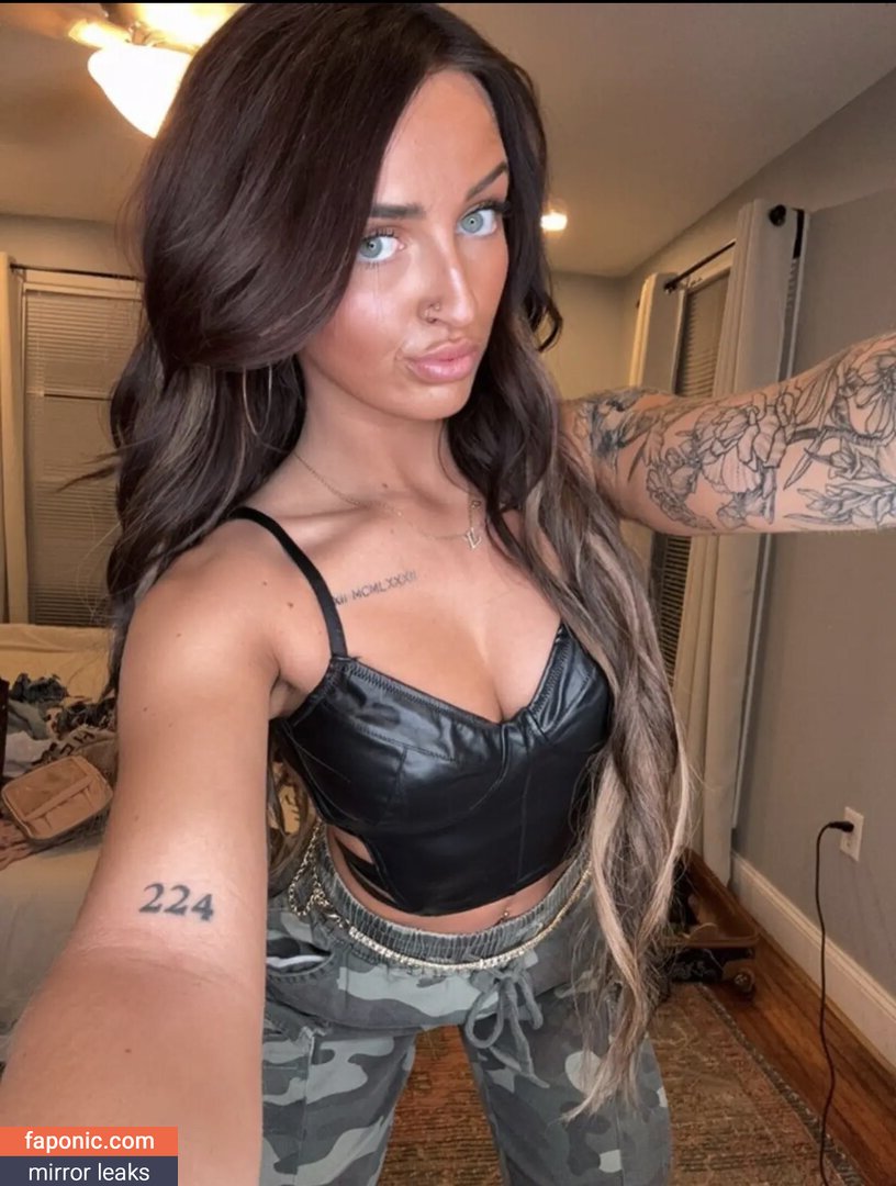 Petitetattedplati, Ronika Eskins, ronika_eskins Оголені зливи OnlyFans Фото #1