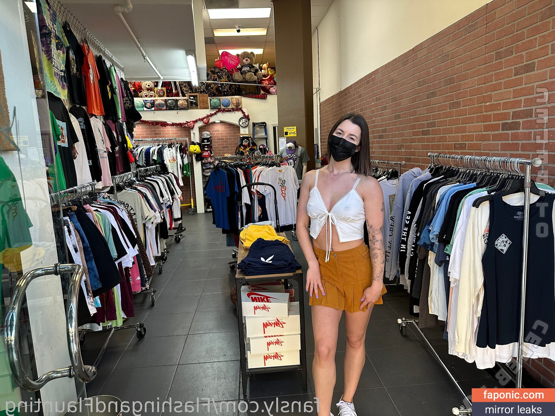 FlashingEmma, flashing_emma, https: Оголені зливи OnlyFans Фото #17