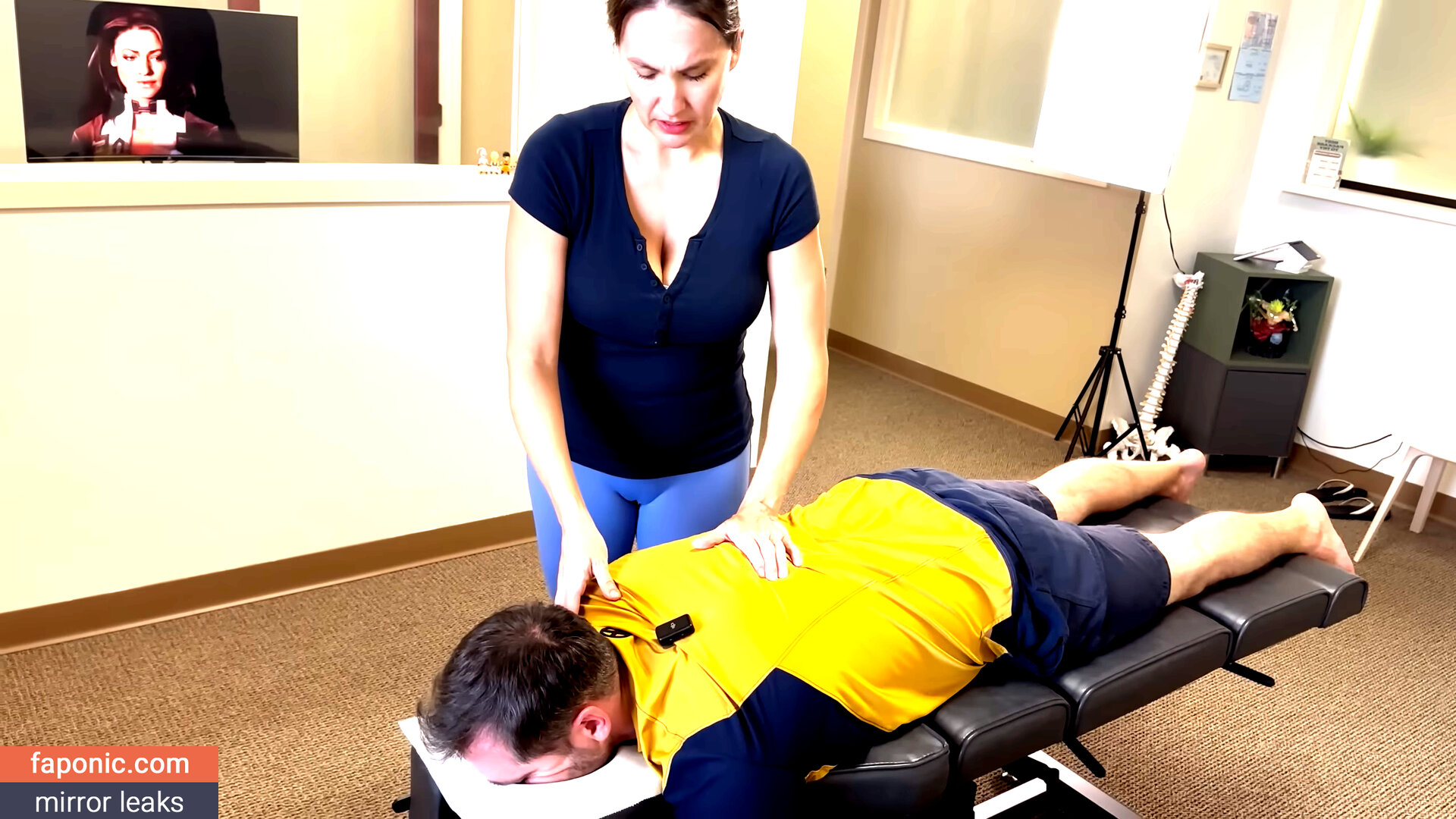 Brenda Mondragon, Chiropractor Оголені зливи  Фото #67