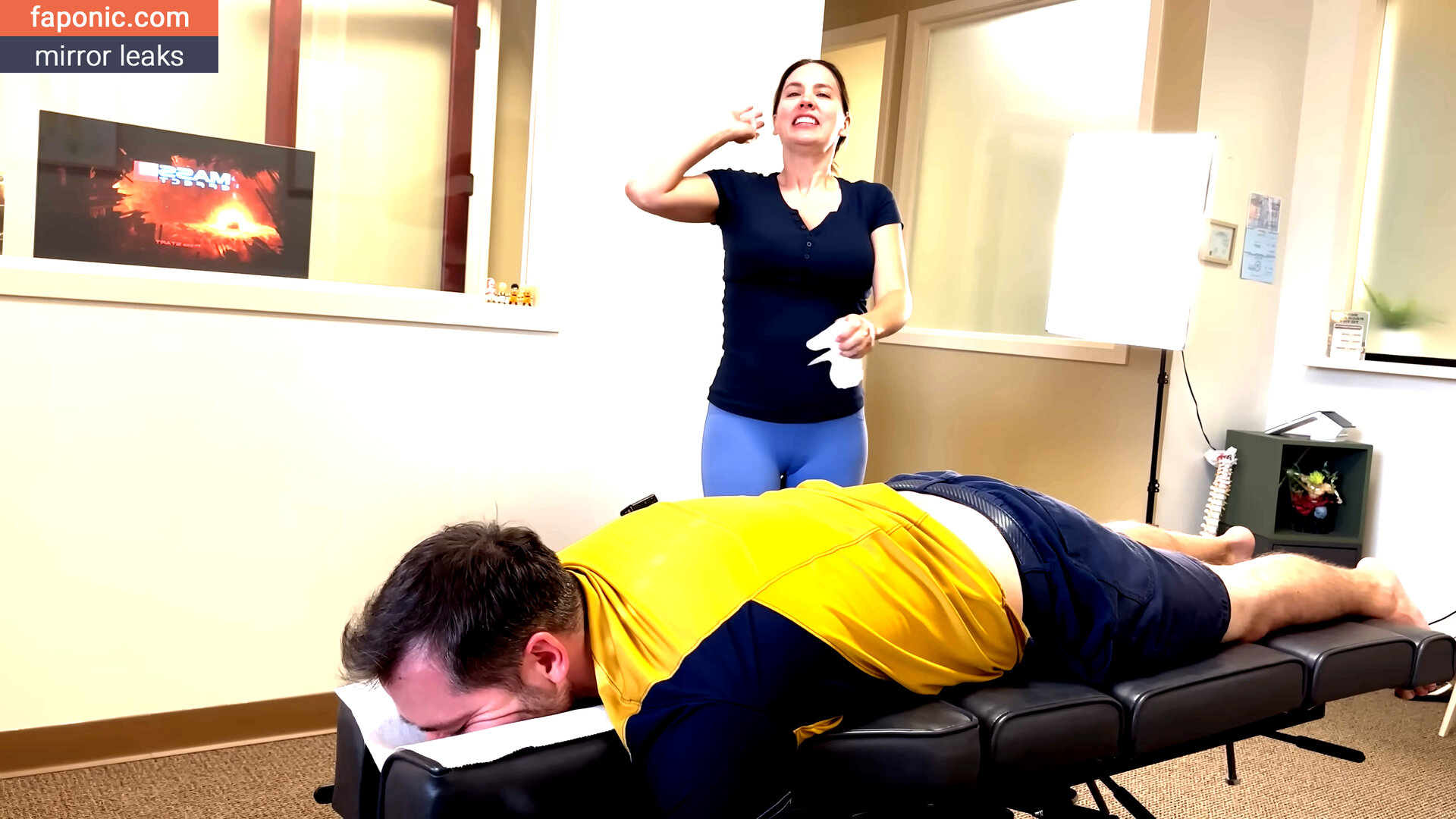Brenda Mondragon, Chiropractor Оголені зливи  Фото #70
