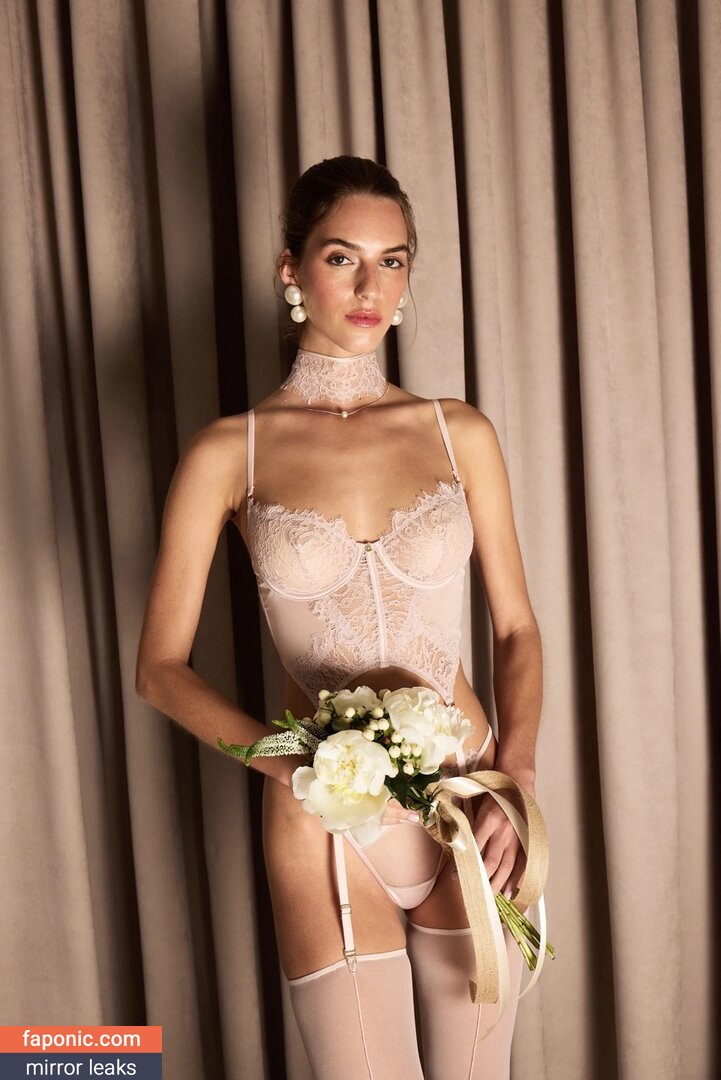 Emily Feld, emily.feld Оголені зливи OnlyFans Фото #3417
