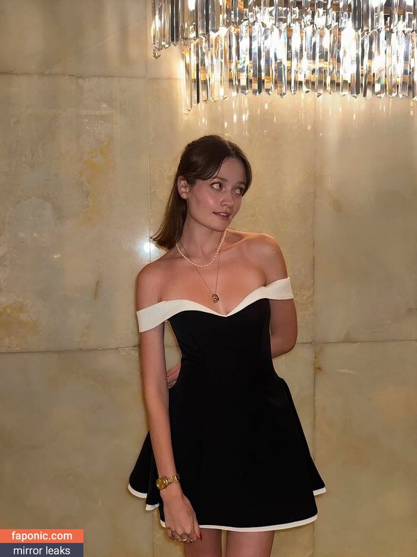 caitlinerinoneill, heyitsapril Оголені зливи OnlyFans Фото #1